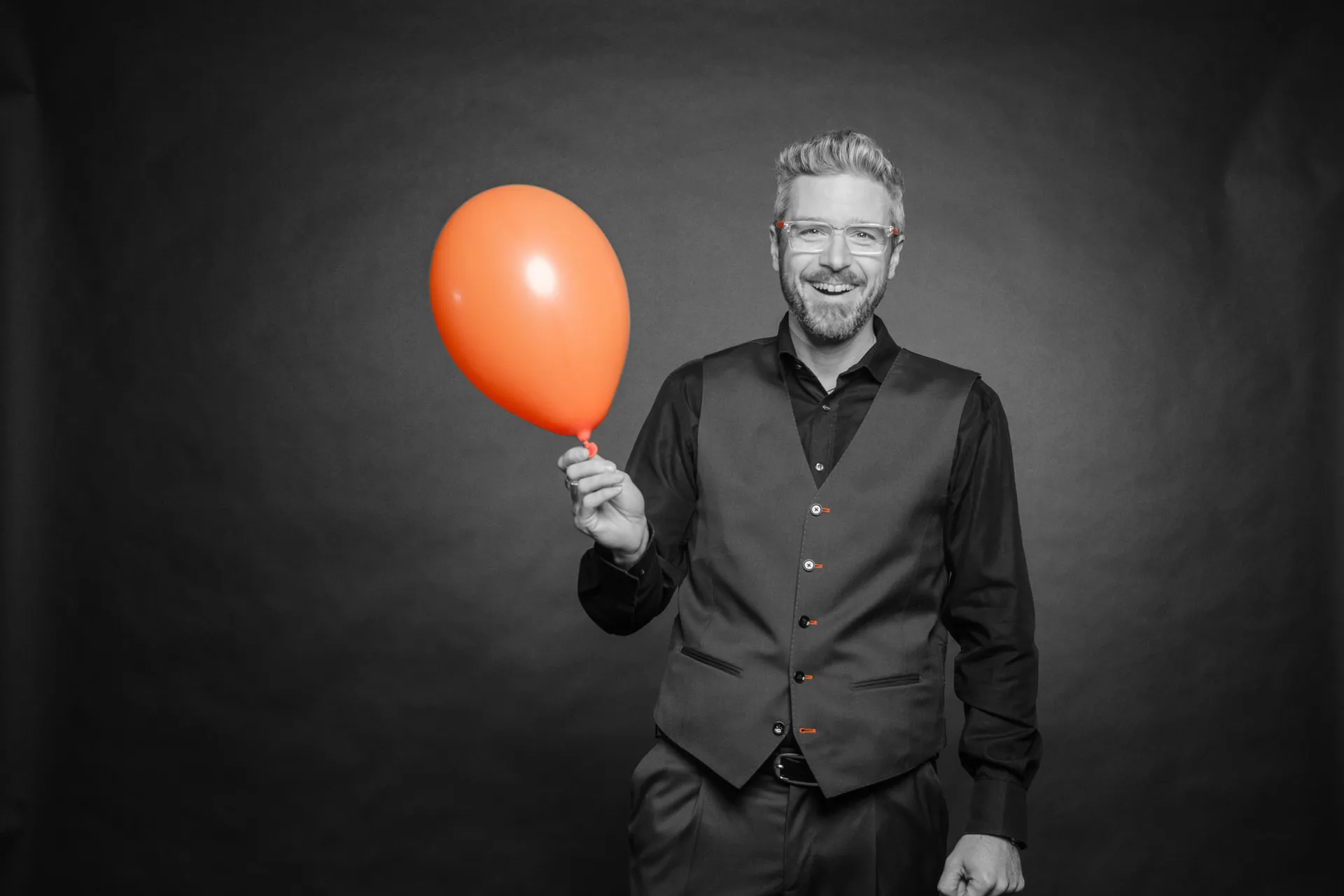 Andr&eacute; Desery mit orangem Ballon