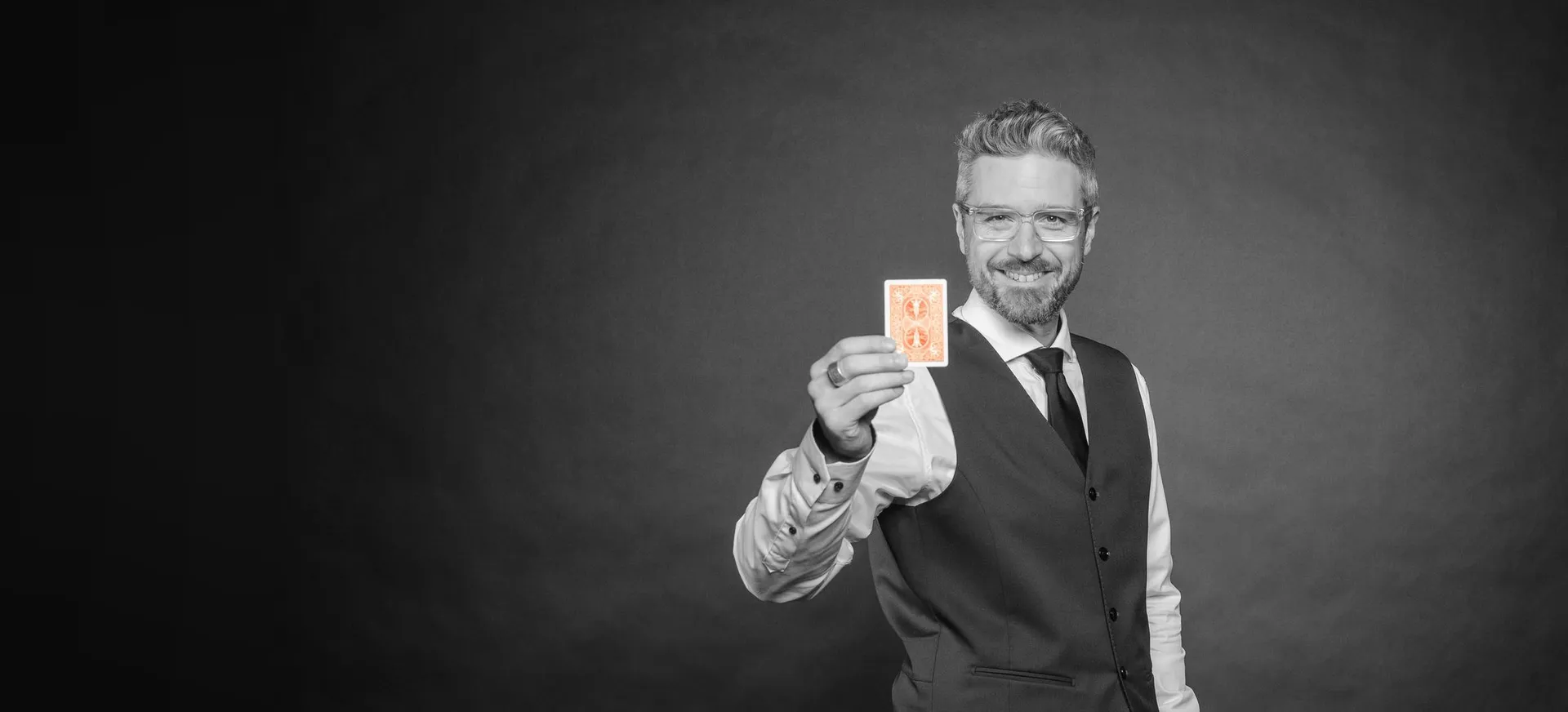 Andr&eacute; Desery mit oranger Spielkarte