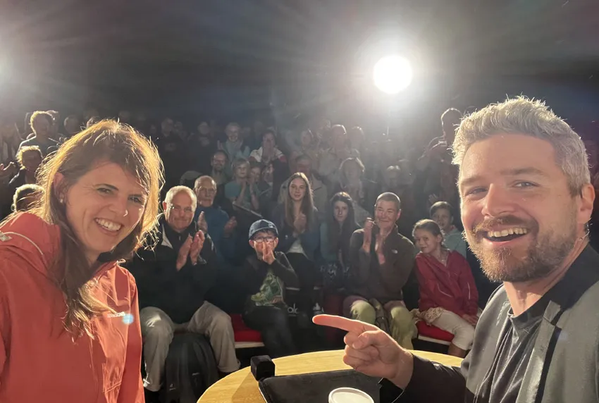 Magic Bus Show am Abend mit Spots