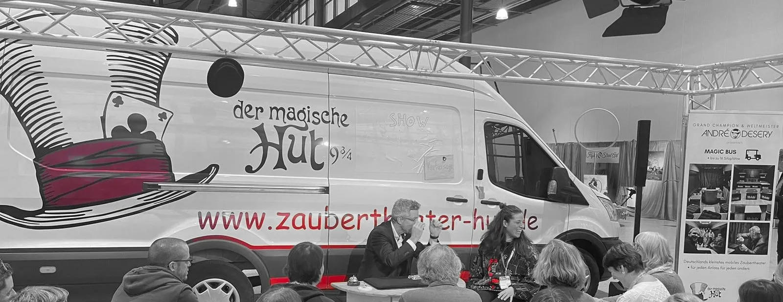 Andr&eacute; Desery spielt vor dem Magic Bus