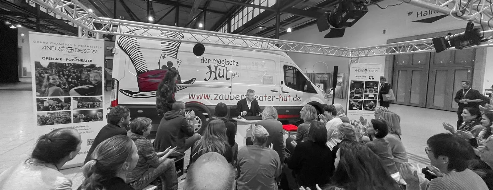 Publikum vor dem Magic Bus